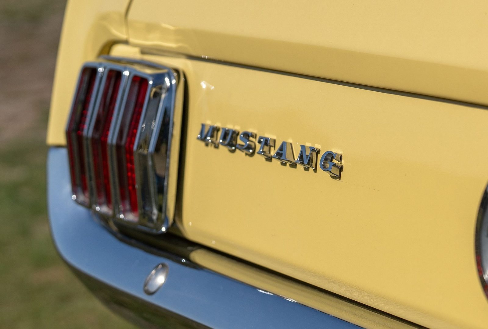 Inscription Mustang sur l’aile arrière