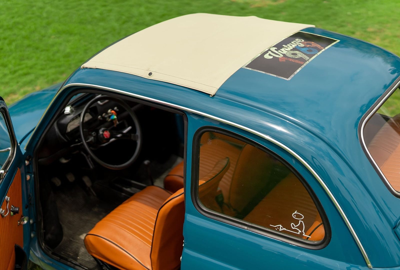 Toit en toile replié et sellerie de la Fiat 500