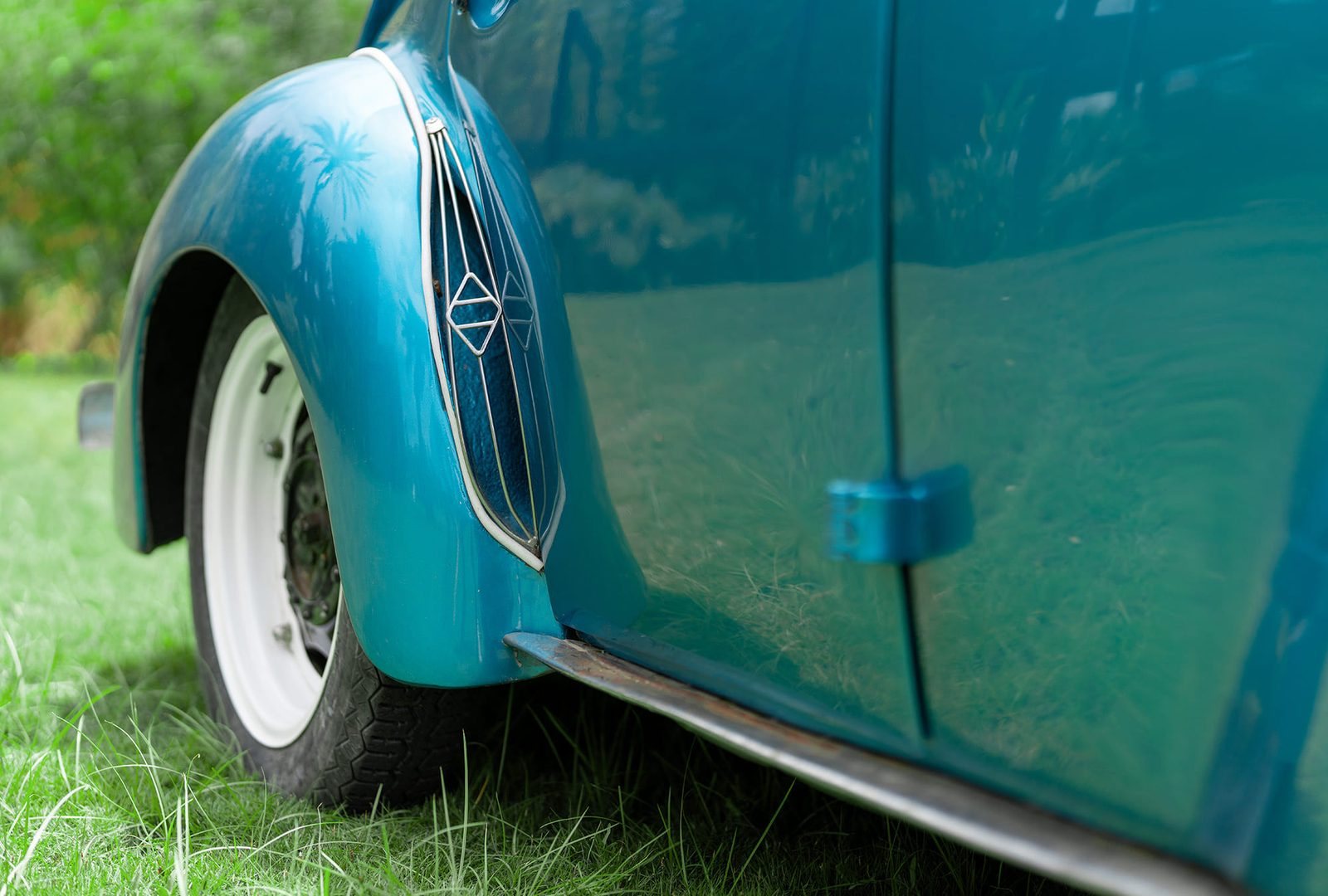 Détail de l’aile de la Renault 4CV
