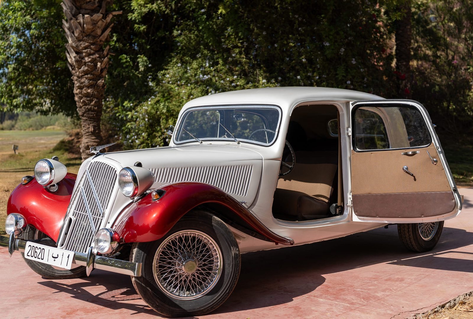 Citroën Traction Avant, portière ouverte sur l’habitacle