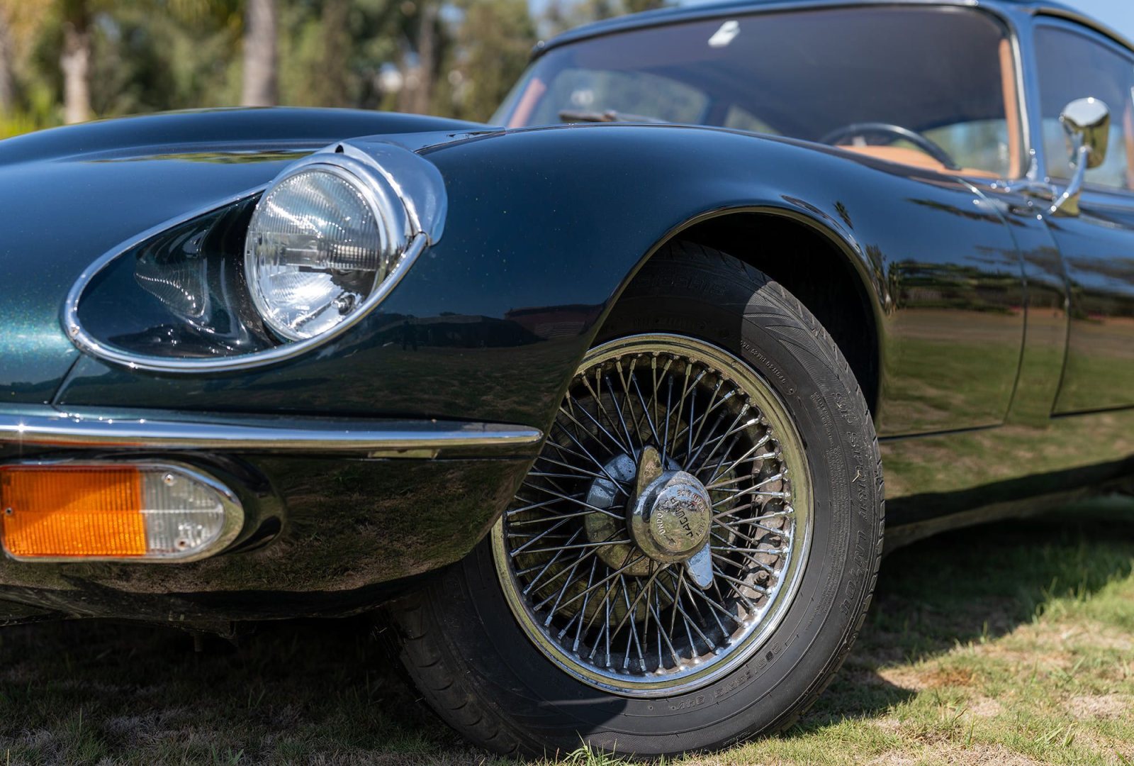 Jaguar E-Type V12 : phare et roue à rayons