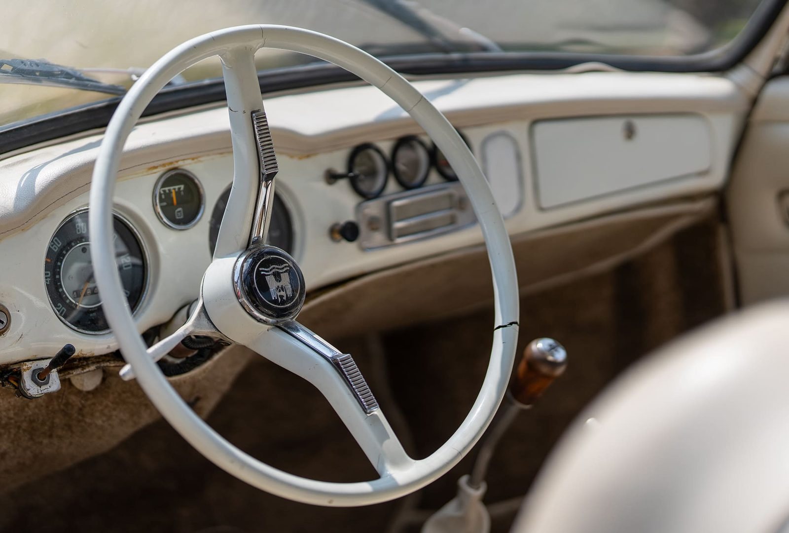 Tableau de bord et volant de la Karmann Ghia