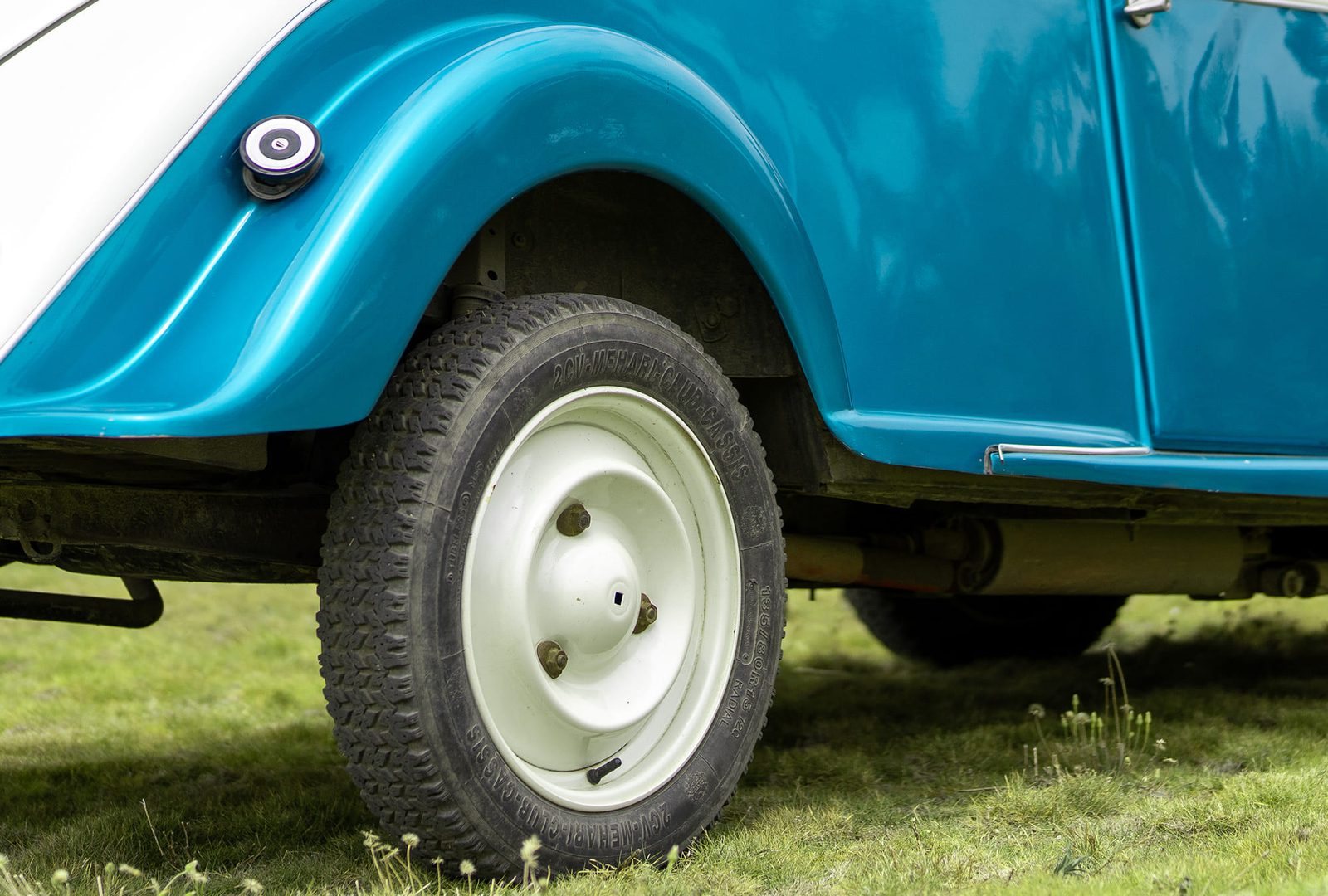 Roue et aile de la Citroën 2CV