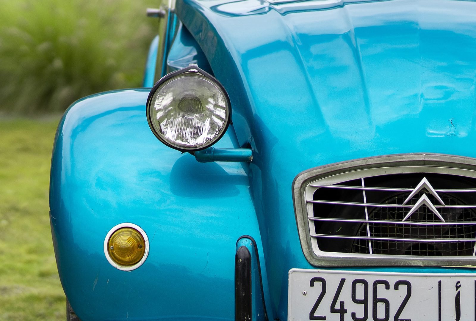 Phare et chevrons de la Citroën 2CV