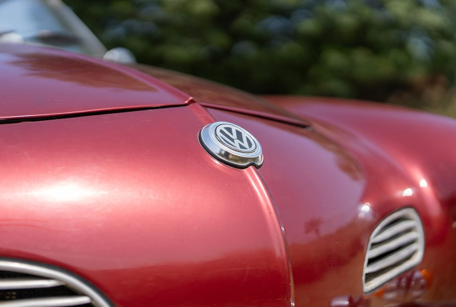 Emblème Volkswagen sur le capot de la Karmann Ghia