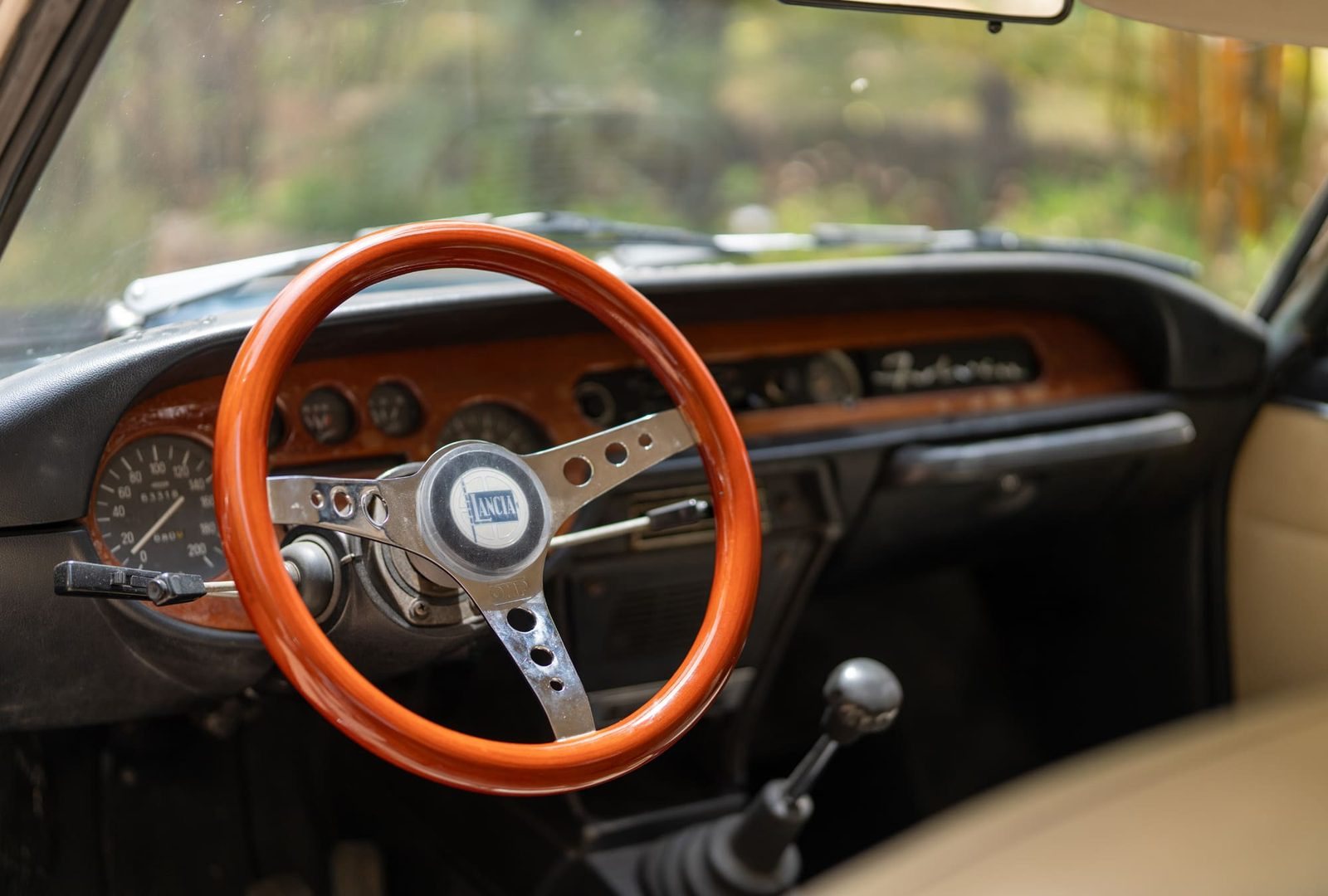 Volant en bois et planche de bord de la Lancia Fulvia
