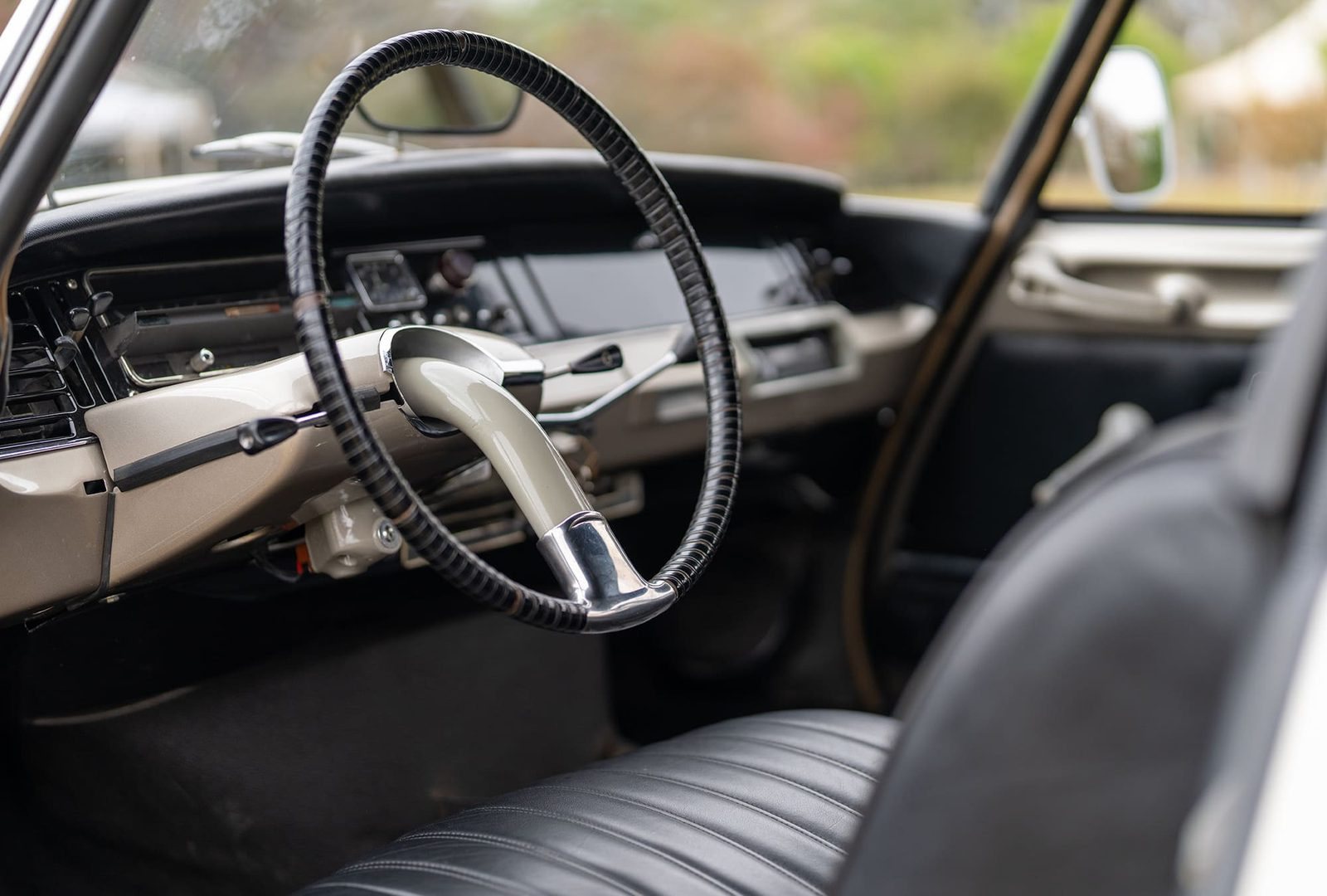 Habitacle et volant de la Citroën DS