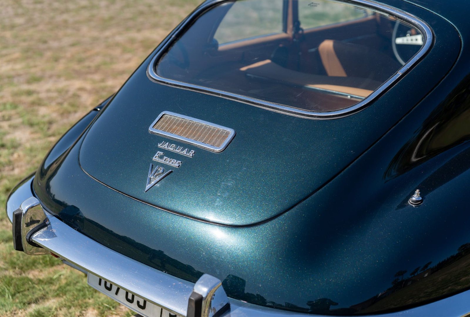 Détail du badge Jaguar E-Type V12 sur le hayon