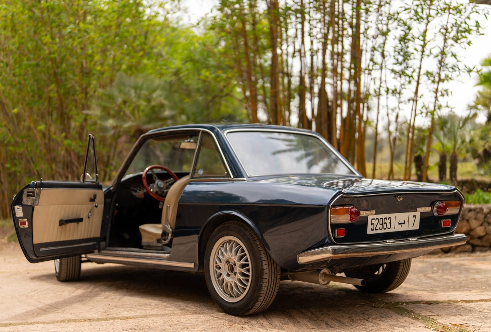 Portière ouverte sur la sellerie beige de la Fulvia