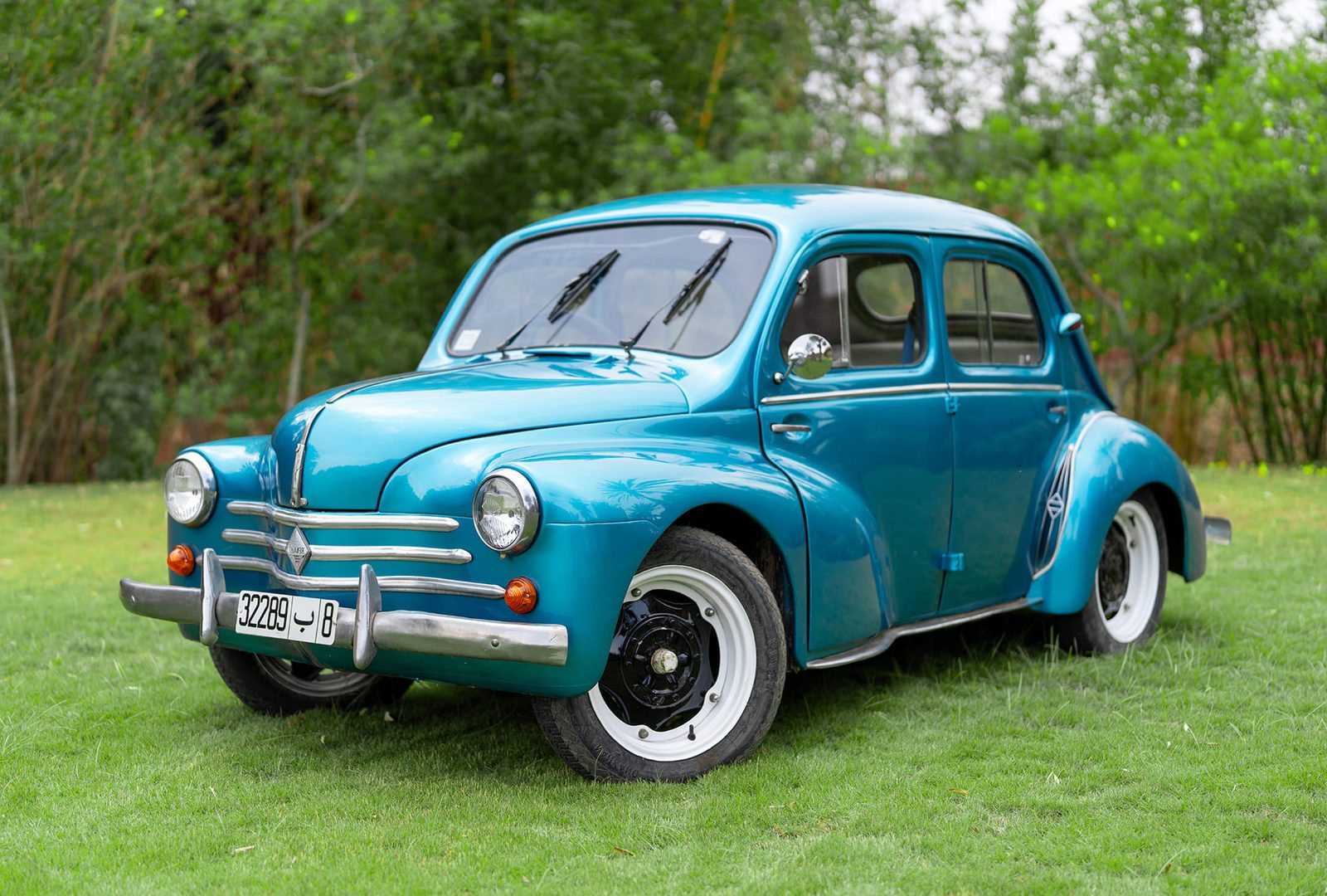 Renault 4CV, vue de trois quarts avant