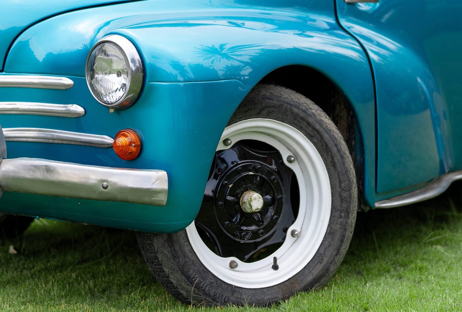 Aile avant et roue de la Renault 4CV