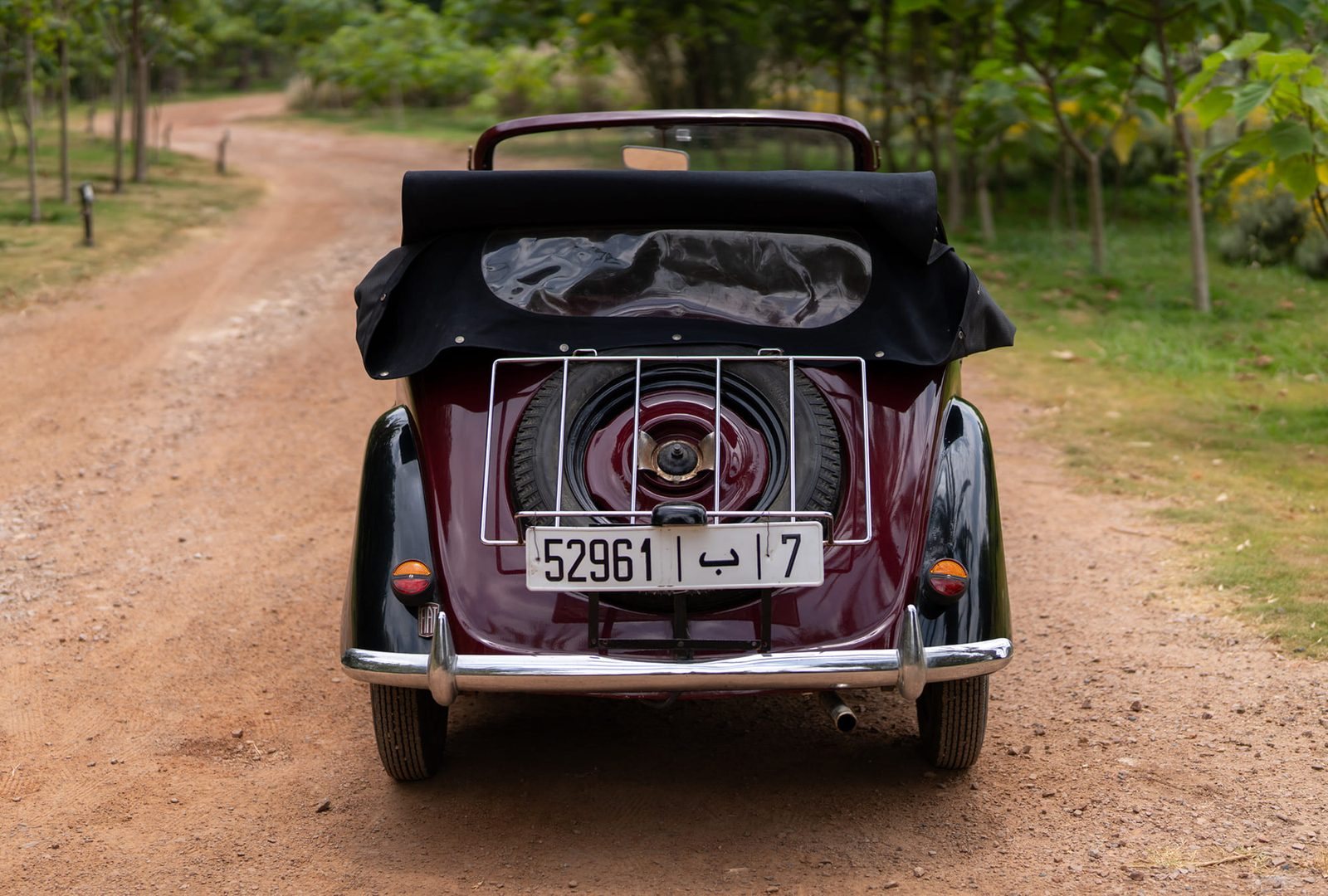Arrière de la Fiat Topolino avec sa roue de secours