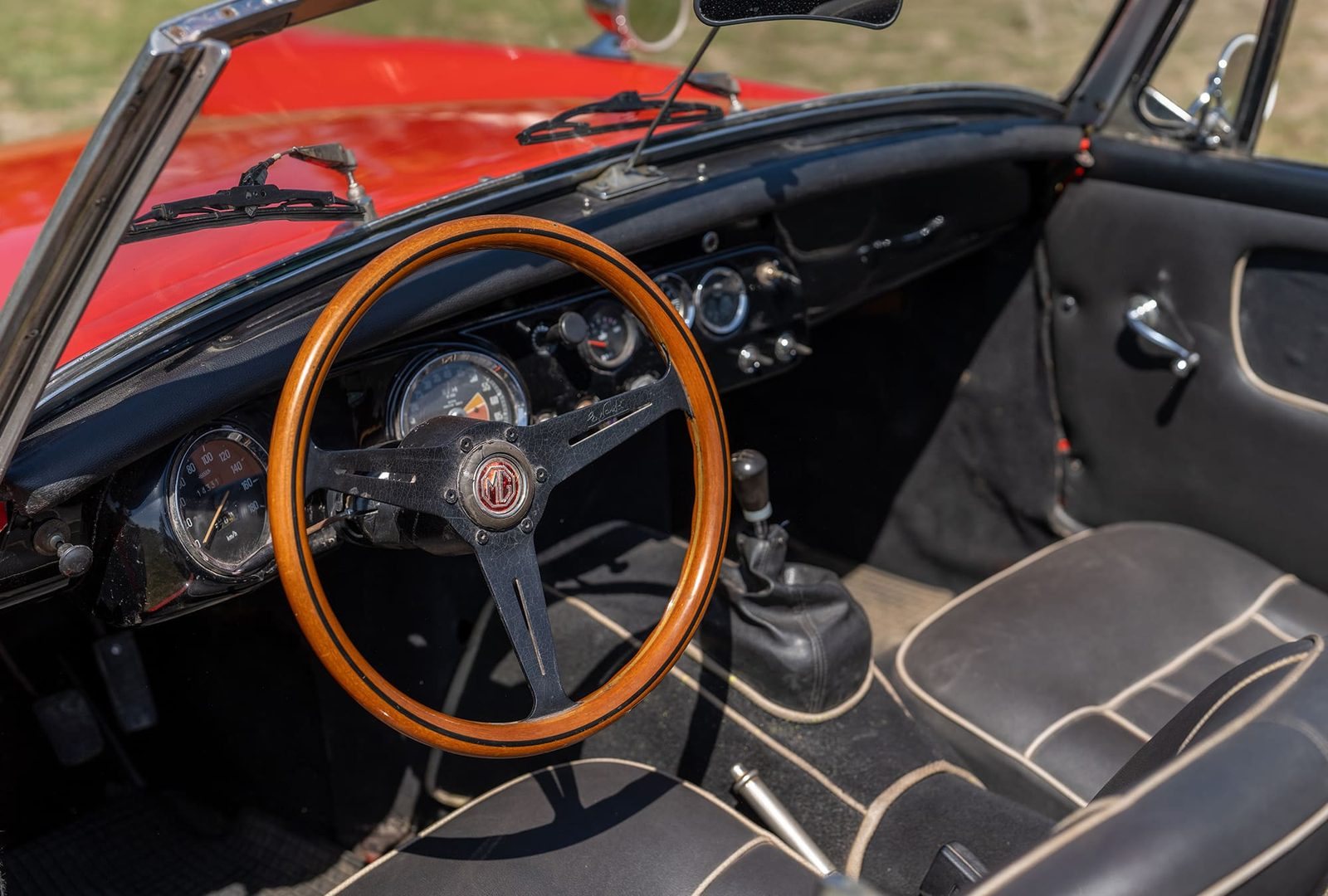 Volant en bois et compteurs de la MG Midget