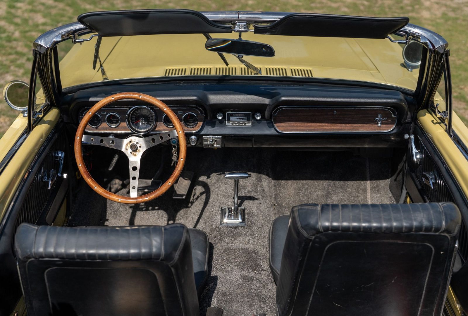 Habitacle noir de la Ford Mustang vu d’en haut