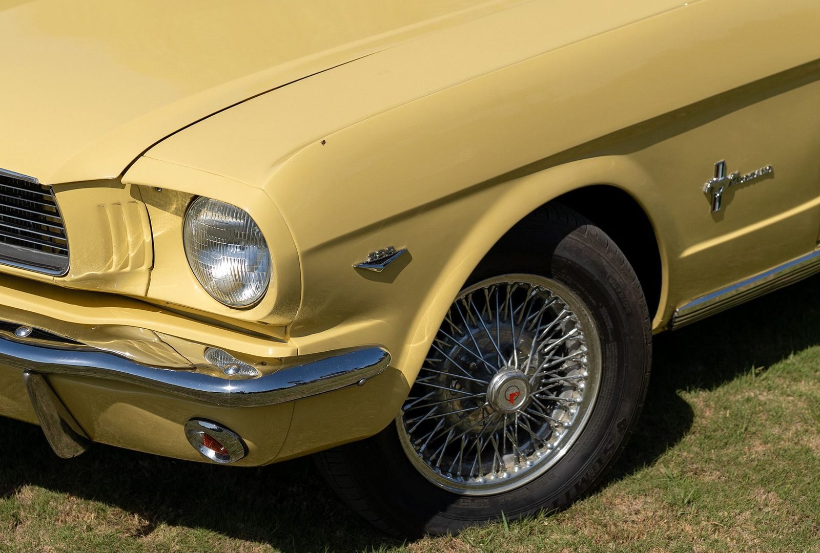 Ford Mustang : aile et roue à rayons