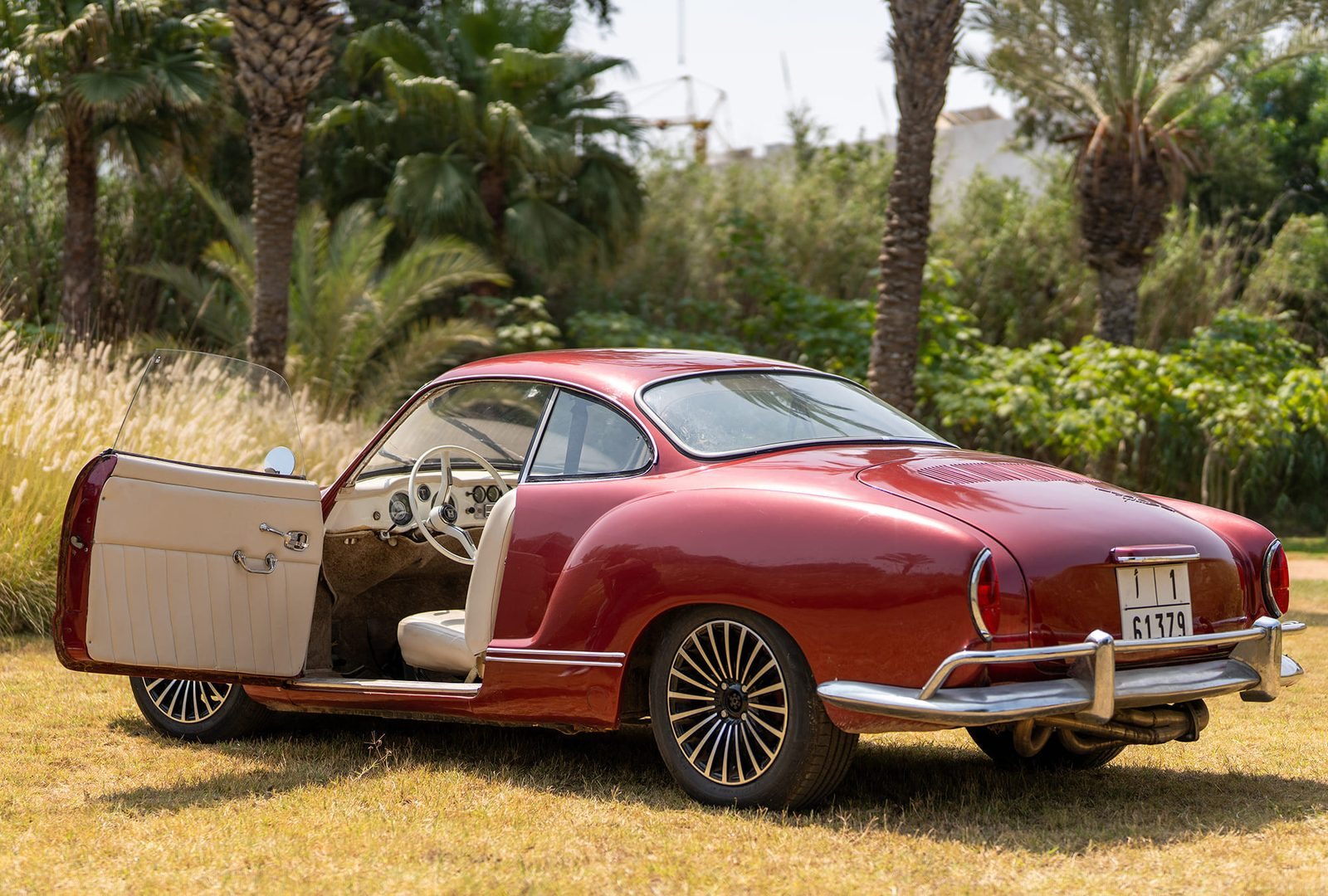 Volkswagen Karmann Ghia : portière ouverte