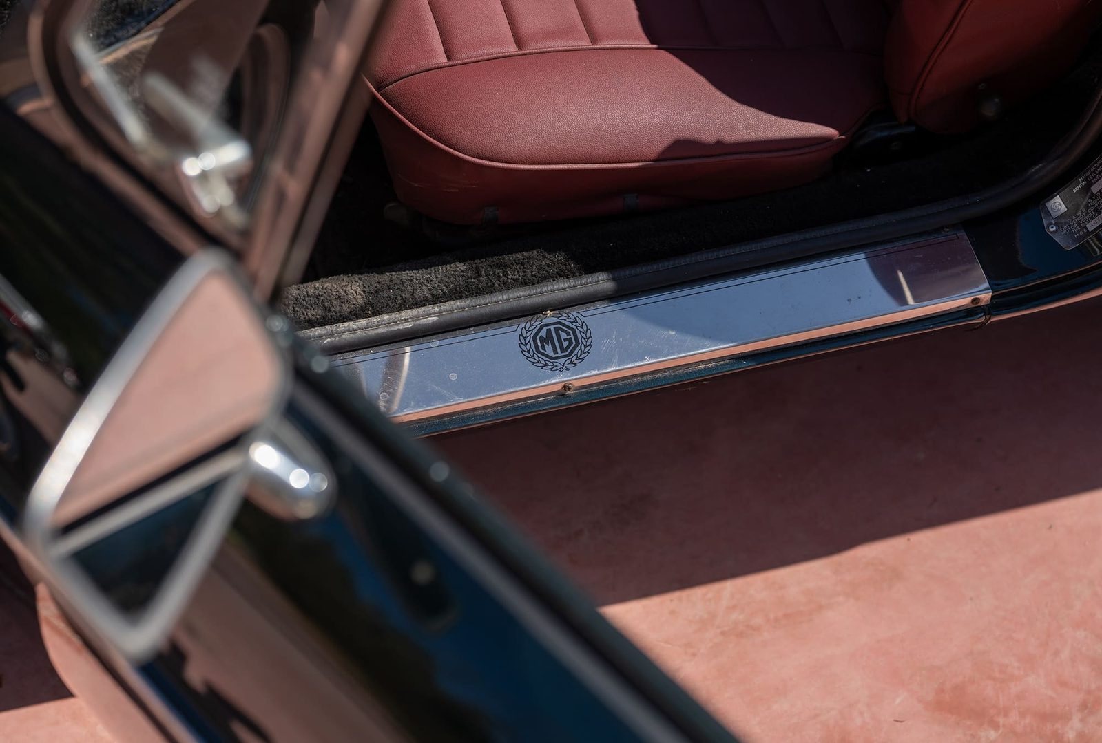 Seuil de porte et sellerie de la MGB
